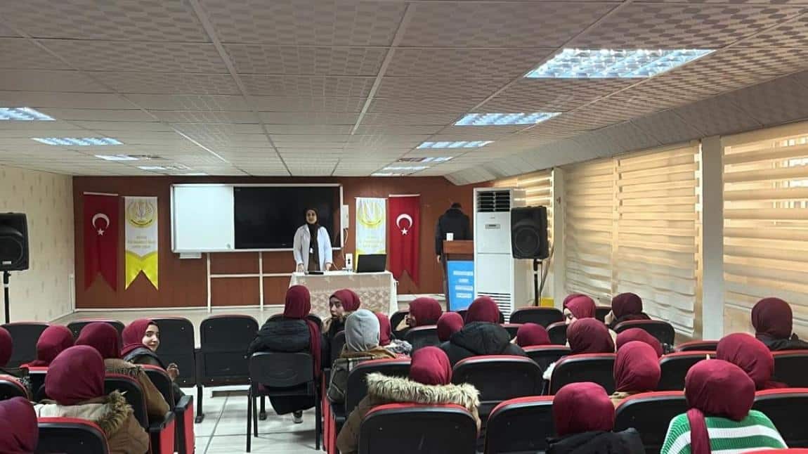 Hilvan ilçe sağlık müdürlüğü personellerimiz tarafından Hilvan Kız Anadolu İmam Hatip Lisesinde öğrencilere eğitim verilmiştir.